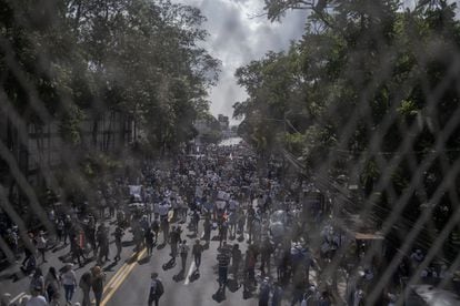 La marcha unió a sectores tan diversos como estudiantes, feministas, provida, sindicalistas y simpatizantes del FLMN y Arena.