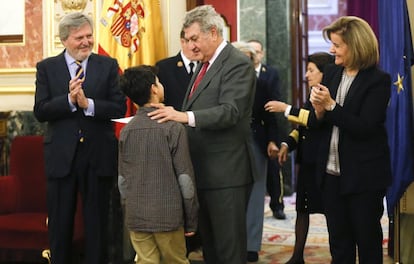 Méndez de Vigo (i) en los premios "Una Constitución para todos". el 11 de enero.