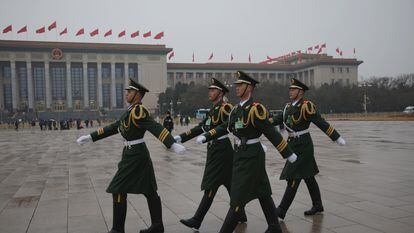 Soldados desfilan frente al Gran Salón del Pueblo de Pekín al término de la jornada inaugural de la Asamblea Popular Nacional, este martes en Pekín.