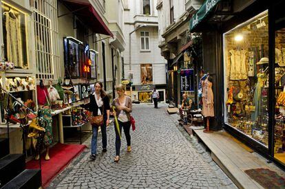 Más allá de minaretes, bazares, hamames y derviches, Estambul es también una ciudad moderna abierta a la gastronomía más innovadora, el arte contemporáneo, las galerías de vanguardia y las tiendas de moda y diseño. Y Beyoglu es el distrito 'trendy'.