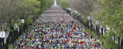 Unos 18.000 competidores recorren el paseo de Recoletos.