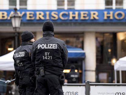 Dos agentes hacen guardia ante el Bayerischer Hof, el hotel donde se celebra la Conferencia de Seguridad de M&uacute;nich. 