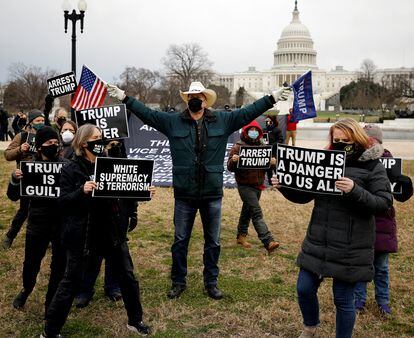 Manifestantes pro y antiTrump frente al Capitolio en Washington.