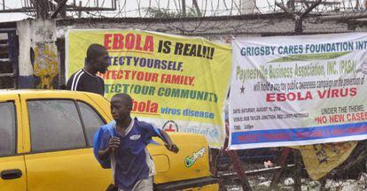 Carteles de alerta por la epidemia de &eacute;bola en Monrovia (Liberia).