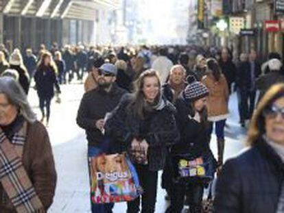 Compras en la calle Preciados en Madrid
