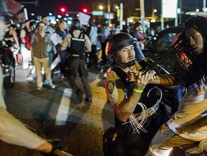 Segunda noche de disturbios en Ferguson con decenas de detenidos