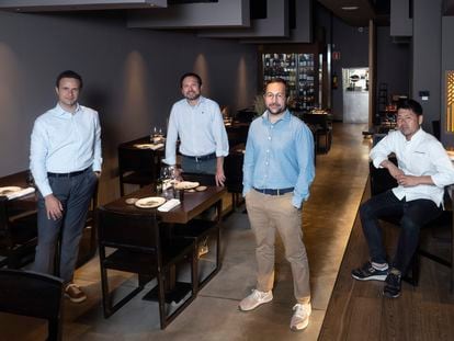 Desde la izquierda, Juan Molina-Martell, Ramón Jiménez, Borja Molina-Martell y Naoyuki Haginoya en el local de Nomo Gràcia, en Barcelona.