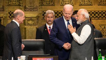 Joe Biden y Narendra Modi estrechan manos ante la mirada del canciller alemán, Olaf Scholz, en la cumbre del G-20 de Bali, este martes.