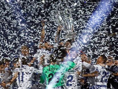 Los jugadores del Real Madrid levantan el trofeo de la Champions en el Bernab&eacute;u.