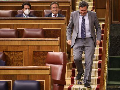 El diputado del PP de Cantabria, Iñigo Fernández, a su llegada a un pleno en el Congreso de los Diputados, este martes, en la que se ha debatido la toma en consideración de una propuesta de ley socialista para agravar las penas por delito de trata de seres humanos en contexto de guerra.