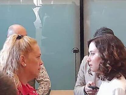 Julia Martínez e Isabel Díaz Ayuso, frente a frente, el pasado jueves en los pasillos de la Asamblea de Madrid, en una imagen facilitada por la familiar de la residente.