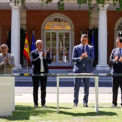 ESPAÑA PENSIONES:MADRID, 01/07/2021.- El presidente del Gobierno, Pedro Sánchez (c), el presidente de la CEOE, Antonio Garamendi (2d), el secretario general de UGT, José María Álvarez Suárez (i), el secretario general de CCOO, Unai Sordo (2i), y el vicepresidente de CEPYME, Santiago Aparicio (d), durante la firma del acuerdo para la reforma de las pensiones este jueves en el palacio de la Moncloa en Madrid. EFE/ Ballesteros