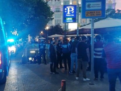 Ambulancias y policías situados a la entrada del aparcamiento en el que se ha producido el accidente este sábado, en la plaza de Santa Ana de Madrid.