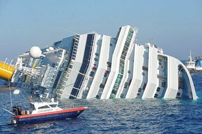 El buque &#039;Costa Concordia, hundi&eacute;ndose tras encallar frente a las costas de la isla de Giglio (Italia).