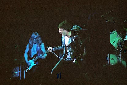 Dave Murray y Paul Di'Anno actuando con Iron Maiden en el Hammersmith Odeon de Londres, el 14 de marzo de 1980.