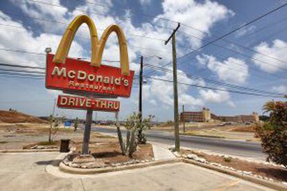 Entrada del restaurante McDonald’s de la avenida principal de la base de Guantánamo.