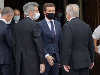 El líder del PP, Pablo Casado (de frente), junto con el presidente del Tribunal Supremo y del Poder Judicial, Carlos Lesmes (a la izquierda), este lunes tras el acto de apertura del Año Judicial en el Tribunal Supremo.