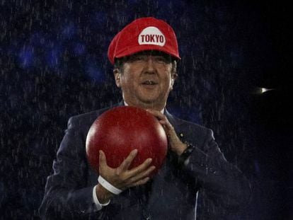 El primer ministro japon&eacute;s, Shinzo Abe, caracterizado como Mario Bros en la clausura de los JJ OO de R&iacute;o.