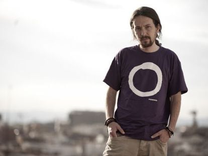 Pablo Iglesias con la camiseta de Podemos.