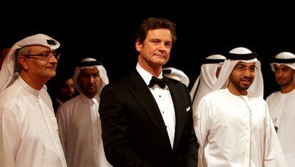 El actor británico Colin Firth (en el centro), protagonista de 'El discurso del rey'en la ceremonia de apertura del último festival de cine de Dubái