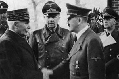 El mariscal (izq.) saluda a Adolf Hitler el 24 de octubre de 1940
