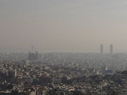 Nube de polución sobre la ciudad de Barcelona.