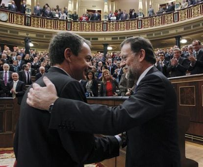 Mariano Rajoy saluda al expresidente del Gobierno, José Luis Rodríguez Zapatero, tras ser investido en el Congreso de los Diputados.