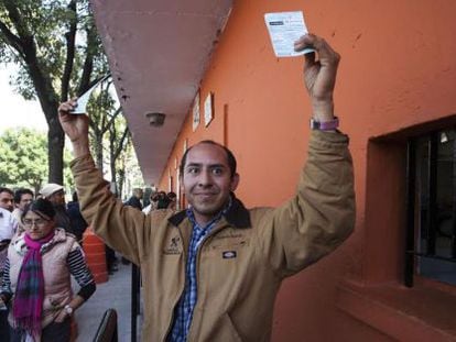 Alejandro Beltrán hizo fila 106 horas por unas entradas.