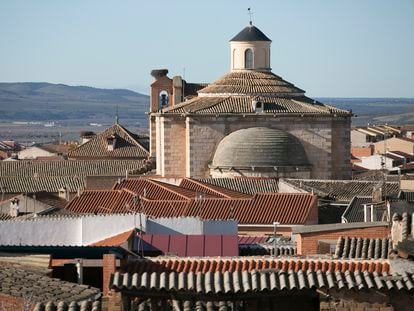 La mole del convento de concepcionistas franciscanas sobresale en La Puebla de Montalbán (Toledo).