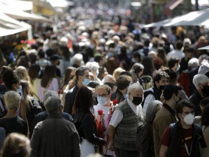 Molta gent passejant per la Rambla, tot i que no hi ha parades de llibres.