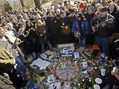 Homenaje a John Lennon en Central Park de Nueva York, cerca del edificio Dakota donde fue asesinado, al cumplirse 25 a&ntilde;os de su muerte.
