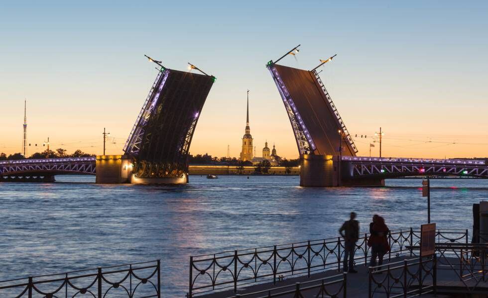 La fortaleza de San Pedro y San Pablo, al fondo, vista a través de un puente levadizo sobre el río Neva, en San Petersburgo.