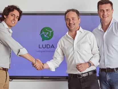 Luis Mart&iacute;n y Daniel de Carvajal, fundadores de Luda, con el ex director general de Amazon Espa&ntilde;a, Fran&ccedil;ois Nuyts.