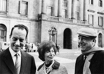 De izquierda a derecha, Esteban Busquets, Matilde Urrutia y Pablo Neruda, fotografiados por Oriol Maspons en Barcelona el 16 de abril de 1967.
