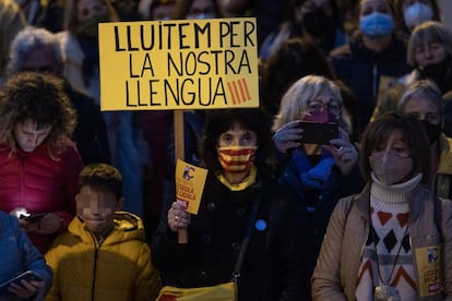 Manifestació en defensa de l'escola en català a l'Escola Turó del Drac de Canet de Mar.