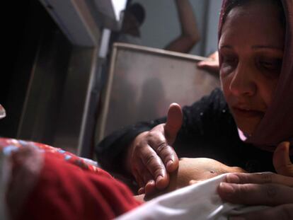Una madre palestina toca el cadáver de su hijo en un hospital del norte de la Franja de Gaza, este lunes.