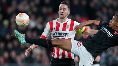 Fernando despeja ante Luuk de Jong, autor del primer gol del PSV.