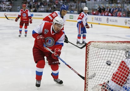 El presidente ruso, Vladímir Putin, lanza a portería durante el partido.