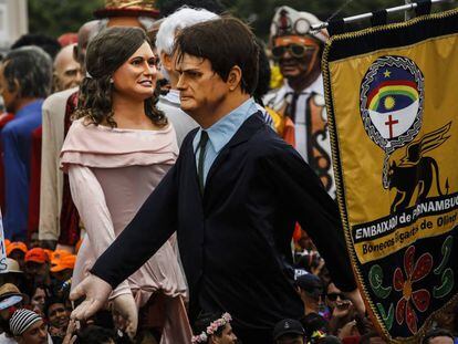 Un muñeco gigante de Bolsonaro y de su esposa Michelle, en el Carnaval de Olinda (Pernambuco).