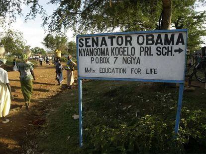 Un cartel anuncia la escuela que lleva el nombre del senador Obama en la aldea keniana de Kogelo, donde reside su abuela.