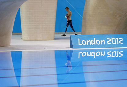 Un nadador se retira de la piscina de entrenamientos.
