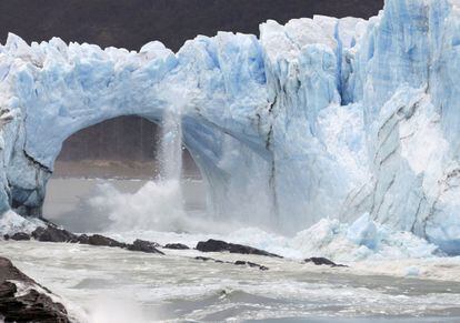 Ante una multitud de turistas, el frente de hielo del glaciar se desmoronó. El Perito Moreno está ubicado en el Parque Nacional Los Glaciares, en la provincia argentina de Santa Cruz, y recibe cerca de 700.000 turistas al año.
