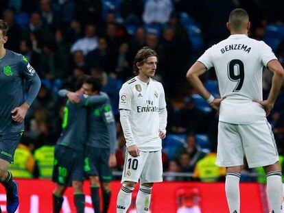 Benzema y Modric se lamentan mientras los jugadores de la Real celebran su segundo gol en el Bernabéu. En vídeo, las declaraciones del entrenador, Santiago Solari sobre el VAR.