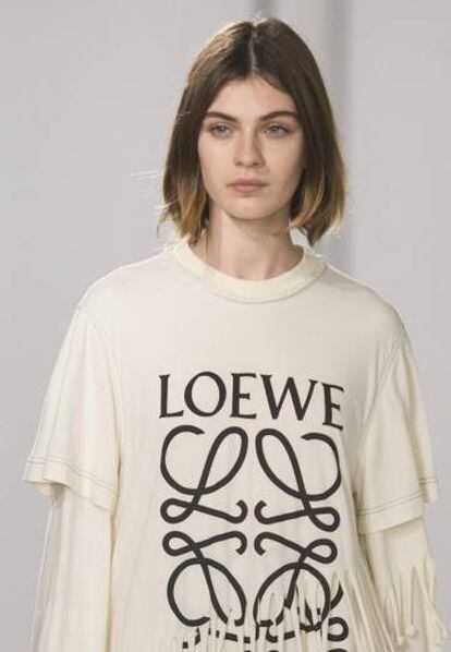 Una modelo vistiendo una prenda con el nuevo logo de Loewe durante el show primavera/verano 2018 en la semana de la moda en Paris (Francia).