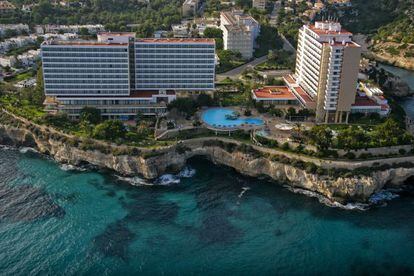 Varios hoteles en una cala de Mallorca