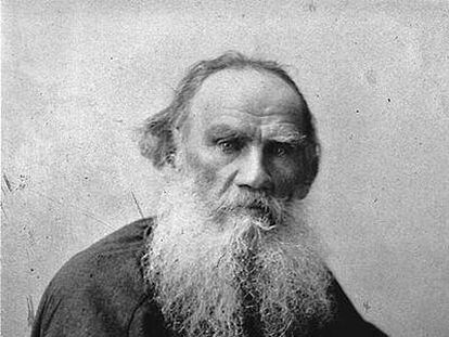 El escritor ruso León Tolstói (1828-1910), en un retrato de 1896.