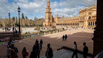 Turistas visitan la Plaza de España de Sevilla, este lunes.