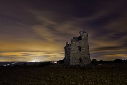Las vías verdes siguen los antiguos trazados de ferrocarriles en estado de abandono. Es el caso de <a href="http://www.viasverdes.com/itinerarios/itinerario.asp?id=84" target="_blank">la que discurre junto al río Tajuña</a>, que sigue el trazado del antiguo ferrocarril remolachero de Arganda del Rey, al sureste de la región. Esta discurre por un paisaje de vegas suave y fértil, entre viñedos, olivos, almendros y maizales. El camino, que se identifica fácilmente gracias a su firme de color rojo, tiene una longitud de 49 kilómetros y va de Arganda del Rey a Ambite. El descenso hasta Morata de Tajuña regala una de las mejores vistas del valle. En el camino se encuentran <a href="https://www.vapormadrid.org/" target="_blank">el Museo del Ferrocarril de Arganda</a>, los restos del castillo de Perales (en la foto), cuevas trogloditas y el palacio de Ambite, curiosas e imponentes paredes de yeso que surgen entre Perales y Tielmes y <a href="https://elviajero.elpais.com/elviajero/2021/01/07/actualidad/1610009758_793843.html" target="_blank">el fabuloso parque regional del Suroeste</a>. Dos tramos del antiguo ferrocarril minero atraviesan el casco urbano de Arganda, accesible en metro desde Madrid.