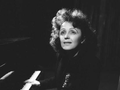 Edith Piaf ( 1915- 1963), poco despu&eacute;s de 1945.  
  
  
 