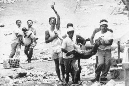Vecinos de Caracas cargan dos cadáveres durante la revuelta de 1989.